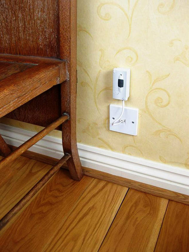 TD4A-2227-UK pluged into a telephone socket TD4A-2227-UK Mini Telephone Monitor
